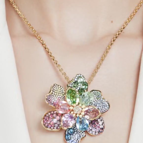 Swawaski crystal Idyllia pendant and broach necklace